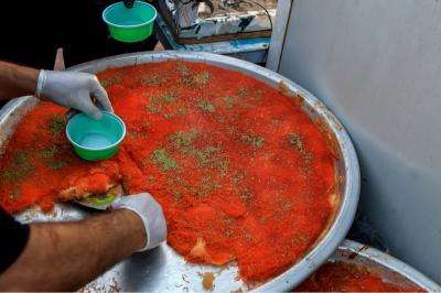 مجمّع أبي الفضل العباس (عليه السلام) يقدّم أصنافًا متنوّعة من الحلوى لزائري الأربعين