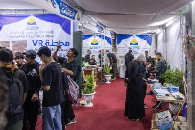 للاستفادة من خدماتها المعرفية.. إقبال لزائري الأربعين على محطات الموكب الثقافي في مجمع العلقمي