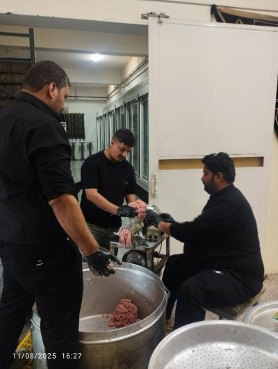 عَبرَ موكبه الخدمي.. قسم المخازن يقدم نحو 4 آلاف وجبة طعام يوميًّا للزائرين
