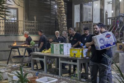 في طريق الزائرين.. موكب قسم صناعة الشبابيك يستمر في تقديم خدماته لزائري الأربعين