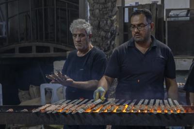 في طريق الزائرين.. موكب قسم صناعة الشبابيك يستمر في تقديم خدماته لزائري الأربعين