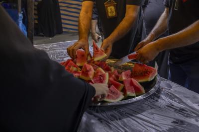 في طريق الزائرين.. موكب قسم صناعة الشبابيك يستمر في تقديم خدماته لزائري الأربعين