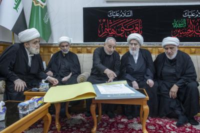 أستاذ الحوزة العلمية الشيخ حسن الجواهري يطلع على الخدمات الثقافية للزائرين في مجمع أبي الفضل العباس (عليه السلام)