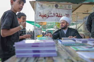 فرقة العباس (عليه السلام) تقدم خدمة الاستفتاءات الشرعية لزائري الأربعين