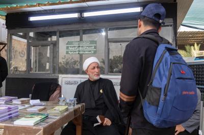 فرقة العباس (عليه السلام) تقدم خدمة الاستفتاءات الشرعية لزائري الأربعين