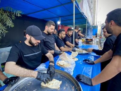 موكب عميد بني هاشم (عليه السلام) يقدم 4500 وجبة طعام يوميًّا لزائري الأربعين
