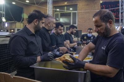 قسم المعارف: موكب (بنفسي أنت) قدم 75 ألف وجبة طعام رئيسة للزائرين في كربلاء المقدسة