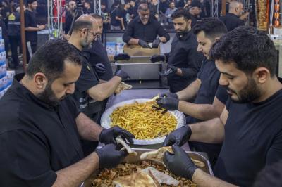 قسم المعارف: موكب (بنفسي أنت) قدم 75 ألف وجبة طعام رئيسة للزائرين في كربلاء المقدسة