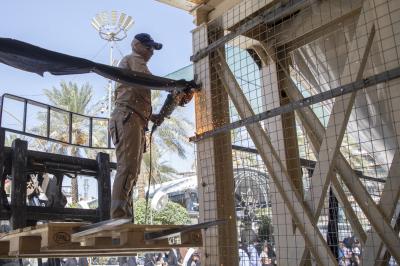بعد انتهاء زيارة الأربعين.. قسم الصناعات يباشر تفكيك المجسر الحديدي المؤقت في منطقة بين الحرمين