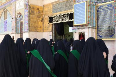 شعبة فاطمة بنت أسد تنظم زيارة إلى مرقد الإمامين العسكريين (عليهما السلام) لمتطوعات الأربعين