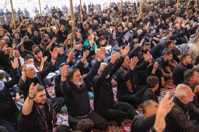 جموع المؤمنين تشارك في قراءة مقتل الإمام الحسن العسكري (عليه السلام) في مدينة سامراء