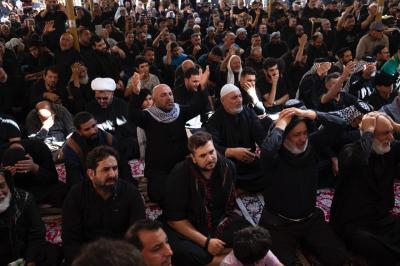 جموع المؤمنين تشارك في قراءة مقتل الإمام الحسن العسكري (عليه السلام) في مدينة سامراء