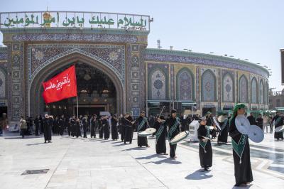 عند العتبتين المقدستين.. مواكب العزاء الكربلائية تحيي ذكرى شهادة الإمام العسكري (عليه السلام)
