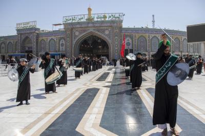 عند العتبتين المقدستين.. مواكب العزاء الكربلائية تحيي ذكرى شهادة الإمام العسكري (عليه السلام)