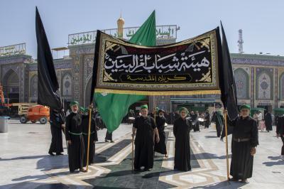 عند العتبتين المقدستين.. مواكب العزاء الكربلائية تحيي ذكرى شهادة الإمام العسكري (عليه السلام)
