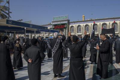 عند العتبتين المقدستين.. مواكب العزاء الكربلائية تحيي ذكرى شهادة الإمام العسكري (عليه السلام)