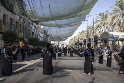 عند العتبتين المقدستين.. مواكب العزاء الكربلائية تحيي ذكرى شهادة الإمام العسكري (عليه السلام)