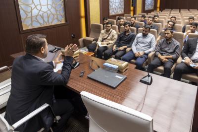 قسم الشؤون الفكرية يقدم محاضرة حول أساليب الحوار الإيجابي لوفد شبابي من البصرة