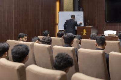 قسم الشؤون الفكرية يقدم محاضرة حول أساليب الحوار الإيجابي لوفد شبابي من البصرة