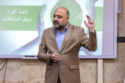 قسم التطوير ينظم دورة تدريبية عن حل المشكلات واتخاذ القرارات لعدد من المنتسبين