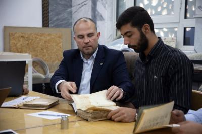 قسم الشؤون الفكرية يقيم دورة في مجال ترميم المخطوطات والوثائق لطلبة جامعة الكوفة