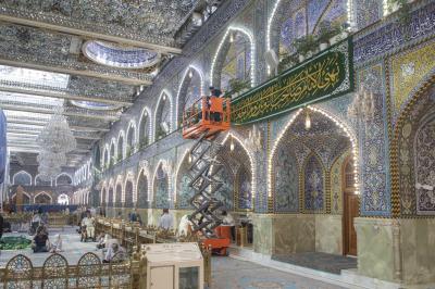 العتبة العباسية المقدسة تنشر لافتات احتفائية بذكرى ولادة السيدة زينب (عليها السلام)