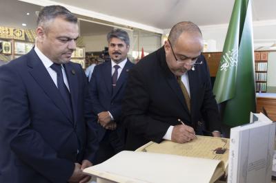 العتبة العباسية المقدسة تشارك في معرض الشجرة الطيبة للكتاب بجامعة وارث الأنبياء (عليه السلام)