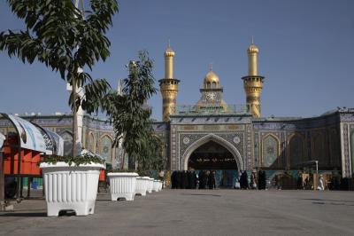 العتبة العباسية المقدسة تنشر أشجار الزينة والورود ابتهاجًا بذكرى ولادة السيدة زينب (عليها السلام)