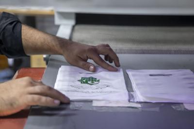 قسم الشؤون الفكرية يشارك في تجهيز الهدايا للمشاركات في حفل تخرج بنات الكفيل