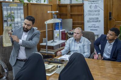 العتبة العباسية المقدسة تنظم دورة لطلبة جامعة الكوفة عن صيانة المخطوطات وترميمها