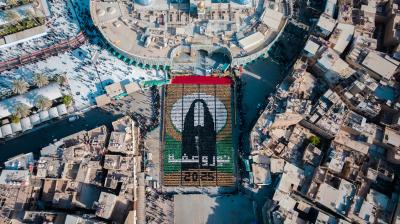 المشاركات في حفل تخرج طالبات الجامعات يشكلن رسمة العباءة رمز هوية المرأة المسلمة