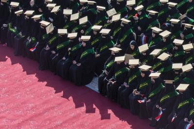 الطالبات المشاركات في حفل التخرج المركزي يؤدِّين مراسم زيارة أبي الفضل العباس (عليه السلام)