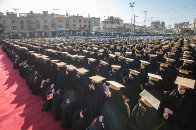 الطالبات المشاركات في حفل التخرج المركزي يؤدِّين مراسم زيارة أبي الفضل العباس (عليه السلام)