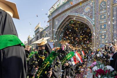 من الألم ولد الأمل.. قصص لخريجات بنات الكفيل جسّدن معنى الصبر والعزيمة شهدت النسخة التاسعة من حفل التخرج المركزي لطالبات الجامعات العراقية والدول الإسلامية الذي نظمته العتبة العباسية المقدسة، مشاركات خريجات جسّدن معنى الصبر والعزيمة عَبرَ تغلبهن على عدد من الصعوبات التي واجهتهن في مختلف مراحل الحياة. الخريجة فاطمة حسين، أصيب والدها بمرض السرطان وهي في المرحلة الأولى من كلية الطب، وفي متنصف الاختبارات النهائية تدهورت حالته الصحية ونُقل إلى المستشفى، لتتلقى بعد ذلك خبر وفاته، وسط شعورها بالضياع، إذ تقول: ;لم يكن ذلك عائقًا أمام إكمال دراستي، كوني استلهمت من الإمام الحسين (عليه السلام) الصبر والثبات بعد فقدان الأحبّة، ولعلمي بأنّ التفوّق الدراسي يُسعد أبي وهو في جوار الله تعالى; كذلك تروي الخريجة مريم كاظم، أنّ رحلتها الدراسية كانت مليئة بالتحديات، والصعوبات، فمسؤوليات الزواج، والأمومة، لم تشكّل عائقًا لمسيرتها في طلب العلم، لتواصل السير بخطى ثابتة حتى التخرج، إذ تؤكّد;لقد وفقني الله عزّ وجلّ بأنّني كنت إحدى بنات الكفيل، الأمر الذي يُعدّ مصدر فخر واعتزاز.