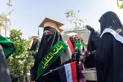 من الألم ولد الأمل.. قصص لخريجات بنات الكفيل جسّدن معنى الصبر والعزيمة شهدت النسخة التاسعة من حفل التخرج المركزي لطالبات الجامعات العراقية والدول الإسلامية الذي نظمته العتبة العباسية المقدسة، مشاركات خريجات جسّدن معنى الصبر والعزيمة عَبرَ تغلبهن على عدد من الصعوبات التي واجهتهن في مختلف مراحل الحياة. الخريجة فاطمة حسين، أصيب والدها بمرض السرطان وهي في المرحلة الأولى من كلية الطب، وفي متنصف الاختبارات النهائية تدهورت حالته الصحية ونُقل إلى المستشفى، لتتلقى بعد ذلك خبر وفاته، وسط شعورها بالضياع، إذ تقول: ;لم يكن ذلك عائقًا أمام إكمال دراستي، كوني استلهمت من الإمام الحسين (عليه السلام) الصبر والثبات بعد فقدان الأحبّة، ولعلمي بأنّ التفوّق الدراسي يُسعد أبي وهو في جوار الله تعالى; كذلك تروي الخريجة مريم كاظم، أنّ رحلتها الدراسية كانت مليئة بالتحديات، والصعوبات، فمسؤوليات الزواج، والأمومة، لم تشكّل عائقًا لمسيرتها في طلب العلم، لتواصل السير بخطى ثابتة حتى التخرج، إذ تؤكّد;لقد وفقني الله عزّ وجلّ بأنّني كنت إحدى بنات الكفيل، الأمر الذي يُعدّ مصدر فخر واعتزاز.
