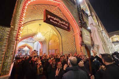 موكب أهالي كربلاء يحيي ذكرى شهادة السيدة الزهراء (عليها السلام) في النجف الأشرف