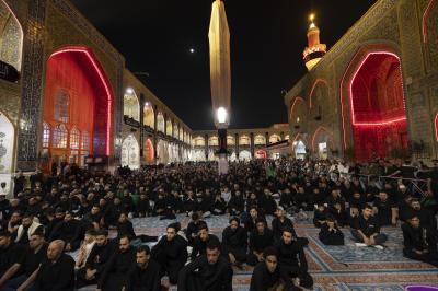 موكب أهالي كربلاء يحيي ذكرى شهادة السيدة الزهراء (عليها السلام) في النجف الأشرف