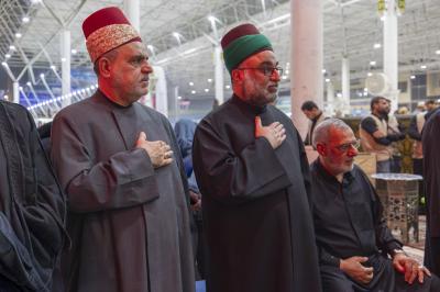 موكب أهالي كربلاء يحيي ذكرى شهادة السيدة الزهراء (عليها السلام) في النجف الأشرف