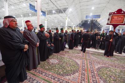 موكب أهالي كربلاء يحيي ذكرى شهادة السيدة الزهراء (عليها السلام) في النجف الأشرف