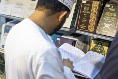التفسير وعلوم القرآن يتصدران جناح المجمَع العلمي في معرض الشارقة الدولي للكتاب