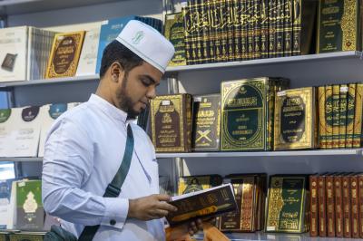 المجمع العلمي يستعرض إصداراته في التحقيق القرآني بمعرض الشارقة الدولي للكتاب