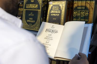 المجمع العلمي يستعرض إصداراته في التحقيق القرآني بمعرض الشارقة الدولي للكتاب