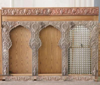 قسم صناعة الشبابيك يستعرض جهوده الفنية في تشييد وصناعة أبواب المراقد المقدسة وشبابيك أضرحتها
