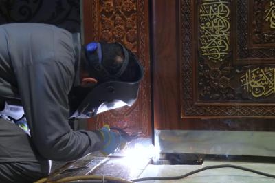 قسم صناعة الشبابيك ينهي اعمال تنصيب باب الإمام الجواد (عليه السلام) في العتبة العباسية المقدسة