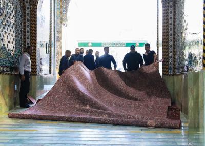 العتبة العباسية المقدسة تشرع بأعمال فرش بوابات مرقد أبي الفضل العباس (عليه السلام) بالسجاد