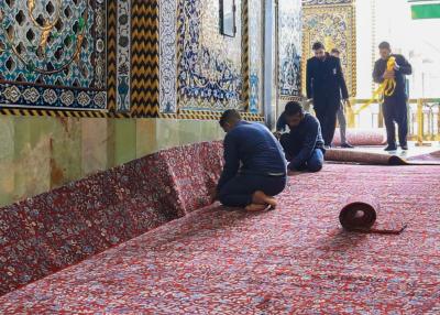 العتبة العباسية المقدسة تشرع بأعمال فرش بوابات مرقد أبي الفضل العباس (عليه السلام) بالسجاد
