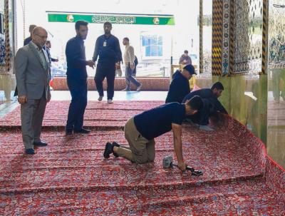 العتبة العباسية المقدسة تشرع بأعمال فرش بوابات مرقد أبي الفضل العباس (عليه السلام) بالسجاد
