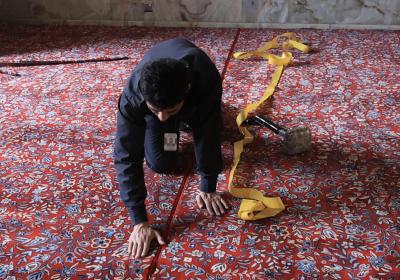 العتبة العباسية المقدسة تشرع بأعمال فرش بوابات مرقد أبي الفضل العباس (عليه السلام) بالسجاد