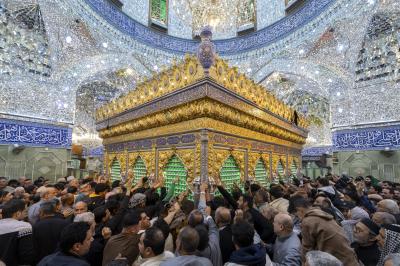 بالصور.. جموع الزائرين تحيي ليلة الجمعة عند المرقدين الطاهرين