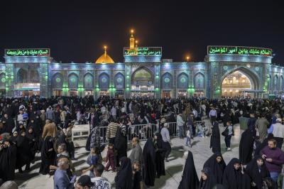 بالصور.. جموع الزائرين تحيي ليلة الجمعة عند المرقدين الطاهرين